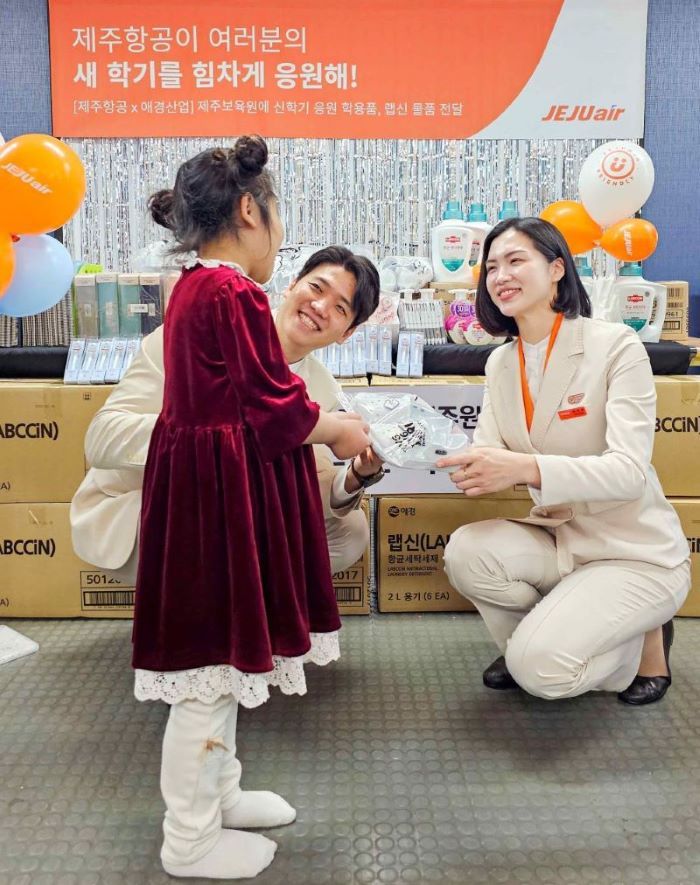 제주항공은 지난 26일 제주보육원 학생들에게 새학기 선물을 전달했다고 27일 밝혔다. 사진은 제주항공 객실승무원들이 제주보육원 학생들에게 새 학기 선물과 풍선 꽃다발을 전달하는 모습. (사진 = 제주항공 제공)