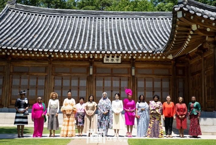  4일 대통령실에 따르면 윤석열 대통령 부인 김건희 여사는 한-아프리카 정상회의에 참석한 아프리카 정상 중 13개국 정상 배우자들과 친교 행사를 갖고 활발한 외교 행보를 펼쳤다. 사진은 김건희 여사와 아프리카 정상 13개국 정상 배우자가 친교 행사 전 청와대 상춘재 앞에서 기념 촬영을 하고 있는 모습. (사진 = 대통령실 제공)