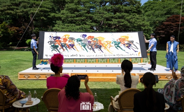 4일 대통령실에 따르면 윤석열 대통령 부인 김건희 여사는 한-아프리카 정상회의에 참석한 아프리카 정상 중 13개국 정상 배우자들과 친교 행사를 갖고 활발한 외교 행보를 펼쳤다. 사진은 김건희 여사와 아프리카 정상 13개국 정상 배우자가 친교 행사 프로그램 중 사고로 팔을 잃은 아픔을 이겨낸 의수 화가 석창우 화백이 선보인 수묵 퍼포먼스 ‘사이클’ 모습. (사진 = 대통령실 제공)